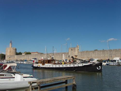 a boat is docked in a harbor with other boats at Peniche Saul Nomad in Aigues-Mortes