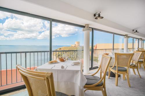 a dining room with a view of the ocean at Felix Hotels - Hotel La Baja in Santa Caterina