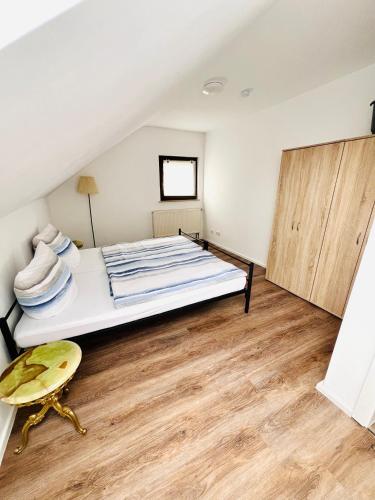 Postel nebo postele na pokoji v ubytování Deluxe Apartment Stuttgart Zuffenhausen