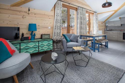 un salon avec un canapé et une table dans l'établissement Chalet Renard Fou -Luxury 2 Bedroom Apartment, à Morzine