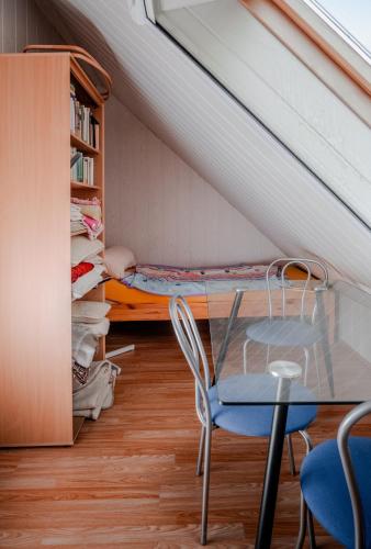 a room with a table and chairs and a bed at Edi Birtok in Oroszló