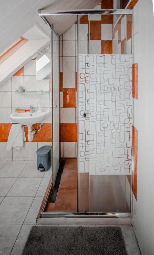 a bathroom with a shower and a sink at Edi Birtok in Oroszló