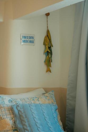 a bedroom with a bed and a sign on the wall at Pousada Girassol Morro de São Paulo in Morro de São Paulo