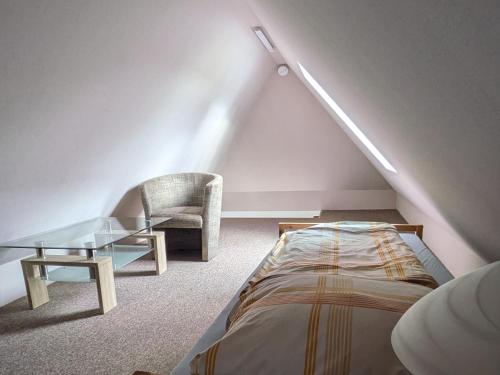 Postel nebo postele na pokoji v ubytování Dachgeschoss Wohnung nahe Heide