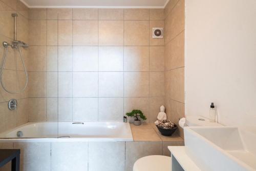 Un baño con bañera, inodoro y lavabo. en Apartment near Hout Bay Harbour, en Ciudad del Cabo