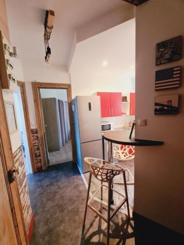 une petite cuisine avec une table et un réfrigérateur dans l'établissement appartement tout confort 48m2 - 1 chambre - boulogne sur mer, à Boulogne-sur-Mer