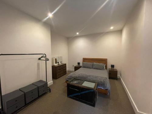 Postel nebo postele na pokoji v ubytování Modern apartment 4 mins from Gatwick