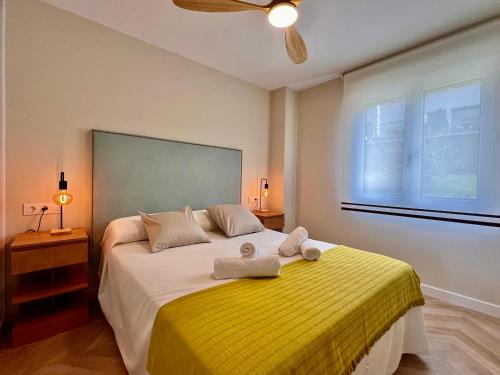 Ένα ή περισσότερα κρεβάτια σε δωμάτιο στο Apartamento Suite Miramar Playa de Usil