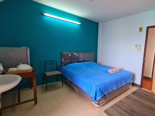 Postel nebo postele na pokoji v ubytování Roong-Arun Apartment