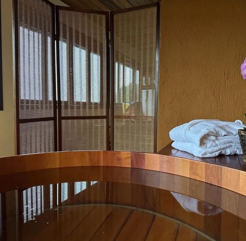 a room with a table with a towel on it at Pousada A Rosa e o Rei in São Francisco Xavier