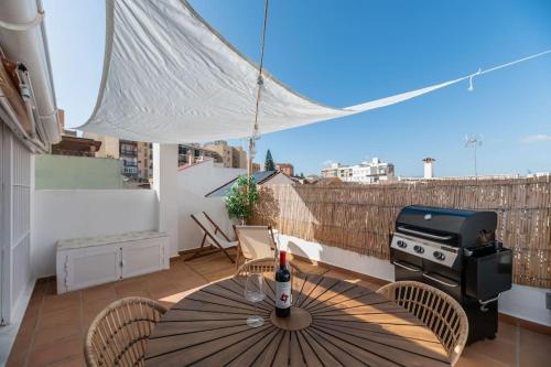 Urban Charm Rooftop Apartment with Vista