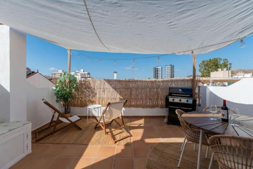 Urban Charm Rooftop Apartment with Vista