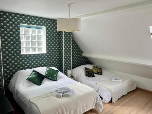 - 2 lits dans une chambre d'hôtel dans l'établissement Logement avec parking Cité Médiévale, à Provins