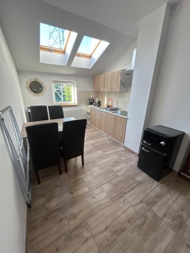 Kuchyň nebo kuchyňský kout v ubytování Apartamenty Aleja Ducha świętego Apartament 5