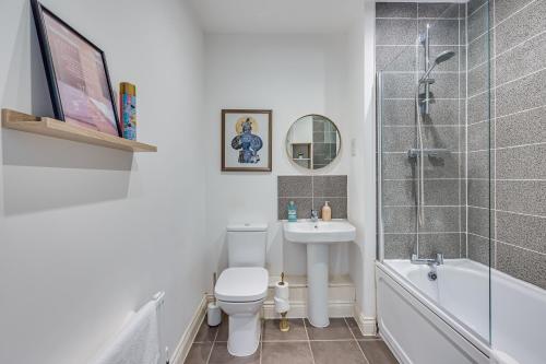 a bathroom with a toilet and a sink and a shower at Luxury 2 Bedroom 2 Bathroom Apartment - City Centre - Free Parking, Balcony and Smart TVs with Sky TV and Netflix by Yoko Property in Milton Keynes