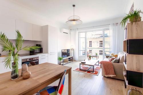 L53 1BR Hotel des Postes, Place Massena Terrace & AC