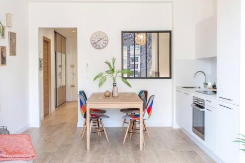 une cuisine et une salle à manger avec une table et des chaises dans l'établissement L53 1BR Hotel des Postes, Place Massena Terrace & AC, à Nice