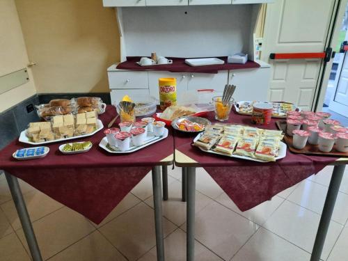 een tafel met veel eten erop bij Villa Tiberiade in Torre Annunziata