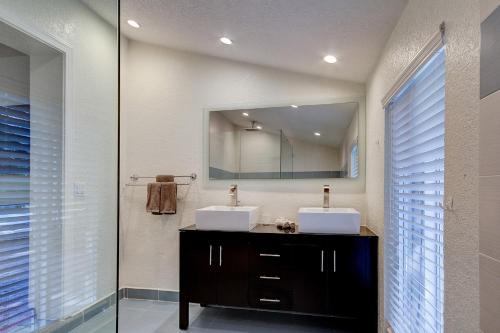 a bathroom with two sinks and a mirror at Luxury Home in Brickell Miami, 5 min to the Beach! in Miami