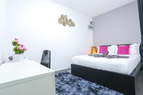Postel nebo postele na pokoji v ubytování Pool Villa Pattaya Phratamnak C2- 2 bedroom