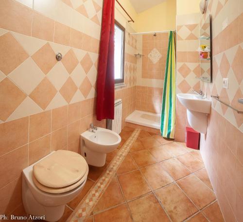 a bathroom with a toilet and a sink at Sa Tanchitta in Ulà Tirso
