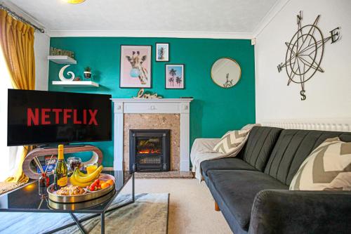 a living room with a couch and a fireplace at Emerald House - Prime Location - Driveway Parking, Pool Table, Fast Wifi, Self Check-In and Sky TV by Yoko Property in Milton Keynes