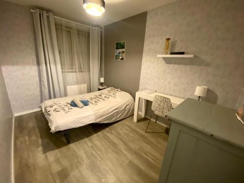 Postel nebo postele na pokoji v ubytování Logement entier - 2 Chambres - Parking privé - 15 min Lyon et Aéroport