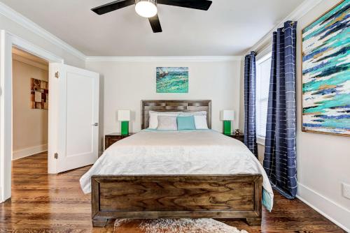 a bedroom with a bed and a ceiling fan at Howes Capitol I - Sleek & stylish walk to OU Med in Oklahoma City