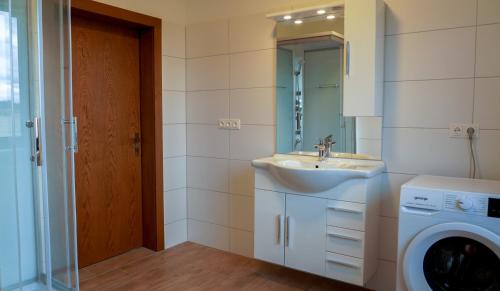 Phòng tắm tại Golf und Thermen Ferienhaus Golfblick Bad Loipersdorf