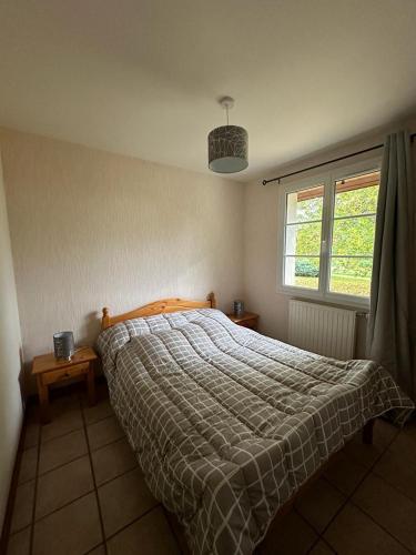 une chambre avec un lit et une fenêtre dans l'établissement Les Gîtes du Bulhion, à Molles