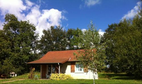 a small white house with a red roof at Les Gîtes du Bulhion in Molles