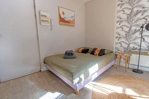 une chambre avec un lit dans une pièce dans l'établissement La républicaine, à Brive-la-Gaillarde