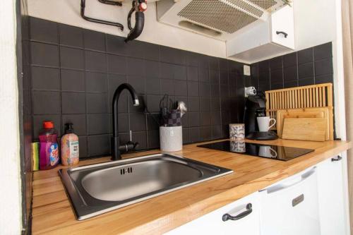 une cuisine avec un évier et un plan de travail dans l'établissement La républicaine, à Brive-la-Gaillarde