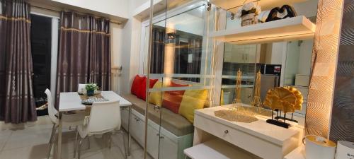 une cuisine avec une table et une salle à manger dans l'établissement The Cozy Rosy - SMDC Winds Staycation, à Tagaytay