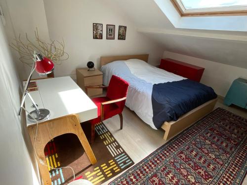 une chambre avec un lit, un bureau et une table dans l'établissement Villa au centre de Nîmes, à Nîmes