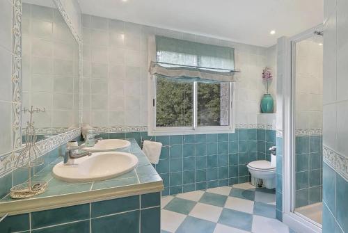 une salle de bain avec deux lavabos et un WC dans l'établissement Mas Provencal d'exception Le lezard Bleu vence, à Vence