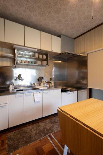 House in Tenjinzakiにあるキッチンまたは簡易キッチン