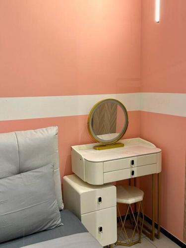 a bedroom with a bed and a dressing table and a mirror at URBAN Suites Modern Pinky 6pax 3queen 3Bedroom 2Bathroom 2Carpark with Infinity Pool in Jelutong