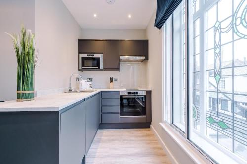 Kuchyň nebo kuchyňský kout v ubytování Elysée Suites - Spacious Studio in Southport