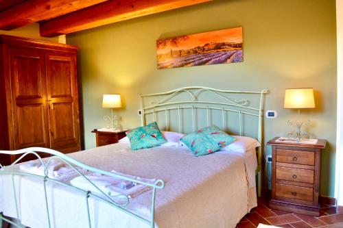 A bed or beds in a room at Agriturismo Colle Mura