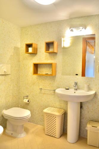 a bathroom with a toilet and a sink at Agriturismo Colle Mura in Morano Madonnuccia