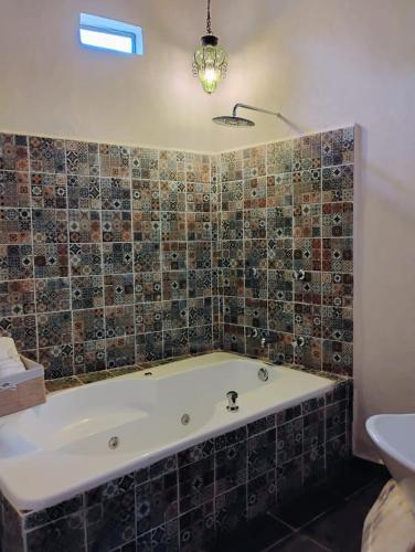 a bathroom with a bath tub and a sink at Paraje Real Malinalco in San Martín