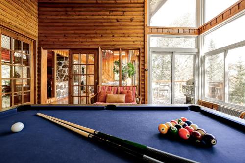 une salle de billard avec un billard dans une maison dans l'établissement Chalet Suisse, SPA, Billard, Ski et Montagne, à Sainte-Agathe-des-Monts