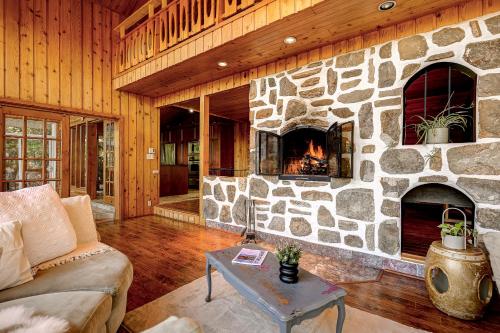 圣阿加瑟莫Chalet Suisse, SPA, Billard, Ski et Montagne的客厅设有带壁炉的石墙