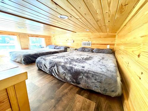 Postel nebo postele na pokoji v ubytování Bear Cub Cabin is a cozy 1 bedroom and loft oasis