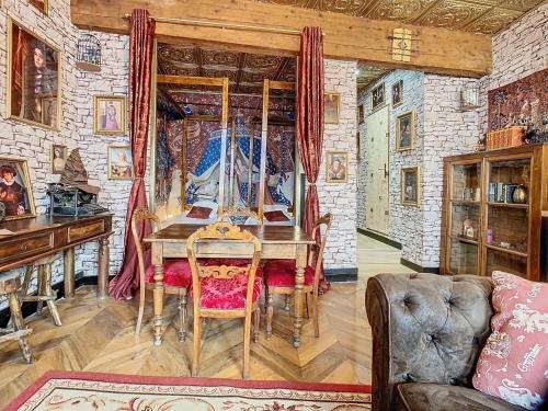 une salle à manger avec une table et un canapé dans l'établissement Le Monde Magique - Harry Potter - Hypercentre, à Grenoble