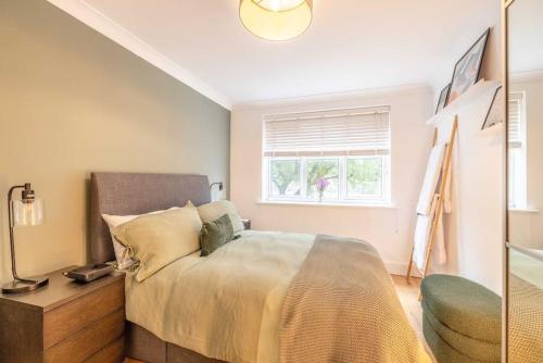 Ένα ή περισσότερα κρεβάτια σε δωμάτιο στο Cozy 1BR Opposite Ascot Racecourse, Free Parking
