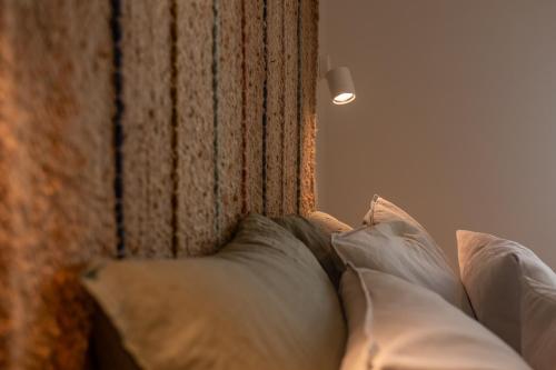 Postel nebo postele na pokoji v ubytování OLD TOWN Lisbon Historic Studio