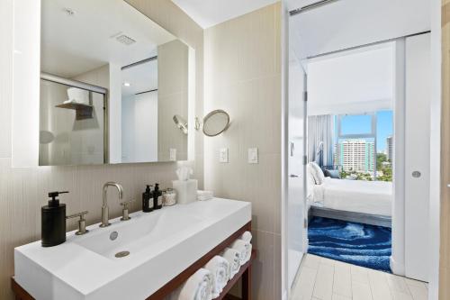 Ένα μπάνιο στο 2 BR Luxury Beach Apartment with Resort Amenities