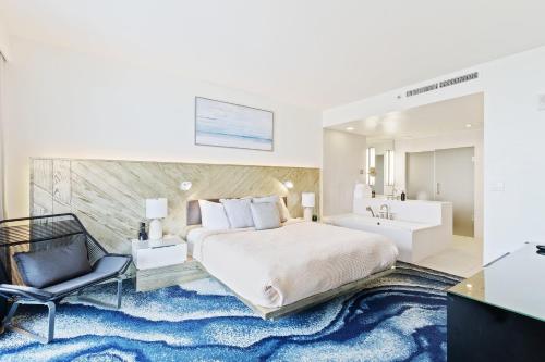 Ένα ή περισσότερα κρεβάτια σε δωμάτιο στο 2 BR Luxury Beach Apartment with Resort Amenities